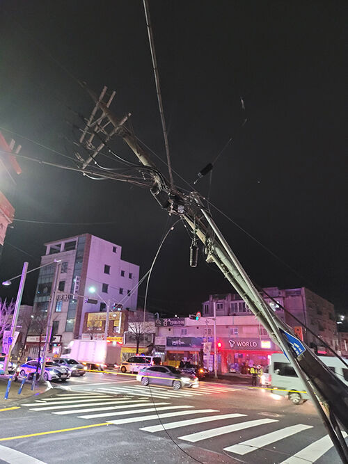 사고로 기울어진 전신주 (사진=대전소방본부 제공, 연합뉴스)