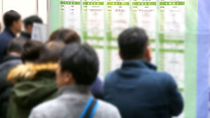 '얇아진 경제허리' 40대 취업자, 작년 618만 명&hellip;21년 만의 최저