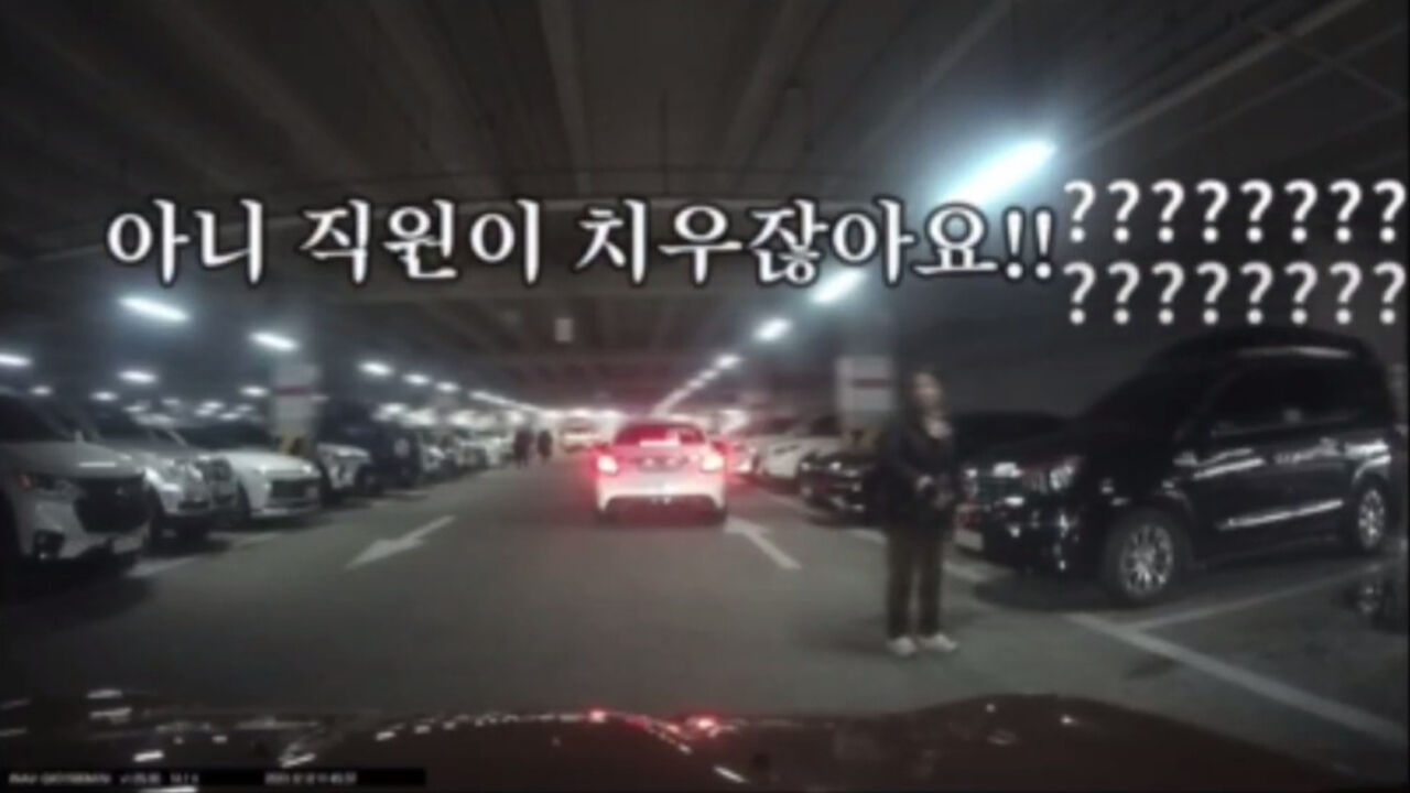 천안 대형마트 쇼핑카트 빈 공간에 버리고 간 여성(사진/영상=보배드림)