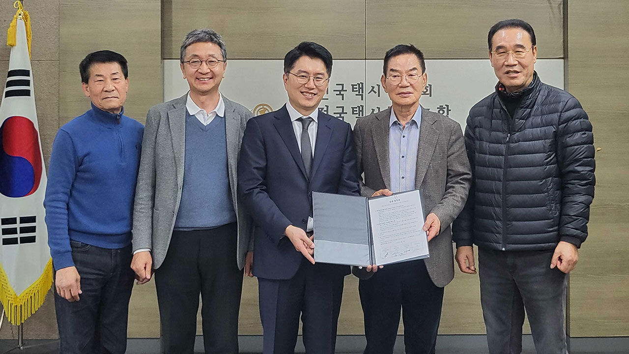 (왼쪽부터) 민택노련 구수영 위원장, 인하대 하헌구 교수, 카카오모빌리티 류긍선 대표, 전국택시연합회 박복규 회장, 전택노련 강신표 위원장 (사진=연합뉴스)