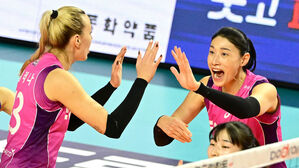 '김연경 36득점' 흥국생명, IBK 꺾고 1위 탈환