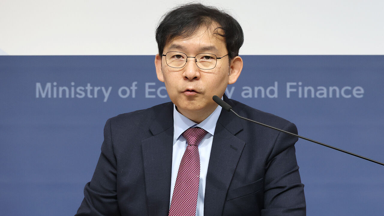 최근경제동향 설명하는 이승한 종합정책과장