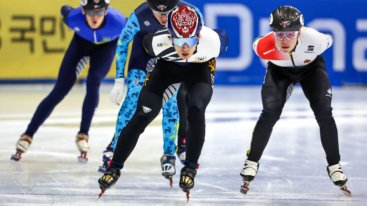 국제빙상경기연맹(ISU) 쇼트트랙 월드컵 4차 대회 남자 1000m 예비예선에서 황대헌(125)이 경기를 펼치고 있다. (사진=연합뉴스)