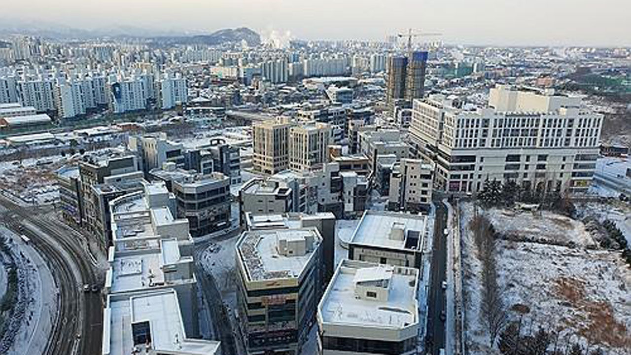 전북 곳곳에 대설특보와 한파주의보가 발효된 17일 오전 전주시 덕진구 일대에 눈이 쌓여 있다. (사진=연합뉴스)