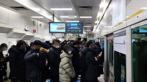 '출근길 전동차 고장' 김포골드라인 2명 부상&hellip;어지러움 호소