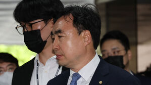 윤관석, 징역 5년 구형&hellip;"관행에 경각심 놓쳐 부끄럽고 참담"