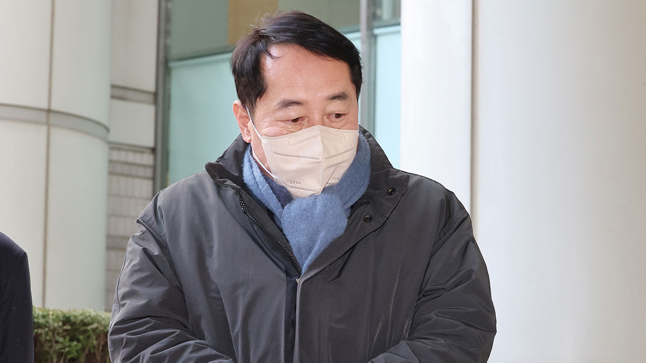 휴정시간에 법정 나서는 강래구 (사진=연합뉴스)