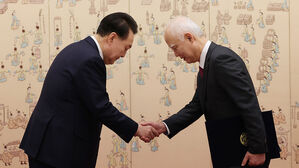 윤 대통령, 정형식 신임 헌법재판관에 임명장 수여