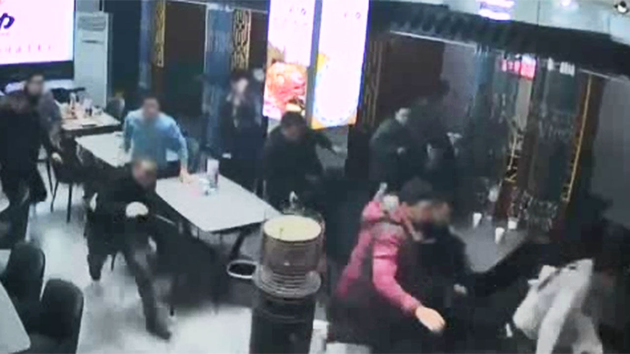 중국 간쑤성의 한 식당, 건물이 흔들리자 혼비백산 밖으로 뛰어나가는 사람들