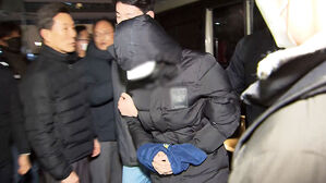 경복궁 낙서범은 10대 남녀&hellip;"돈 주겠다" 제안에 범행
