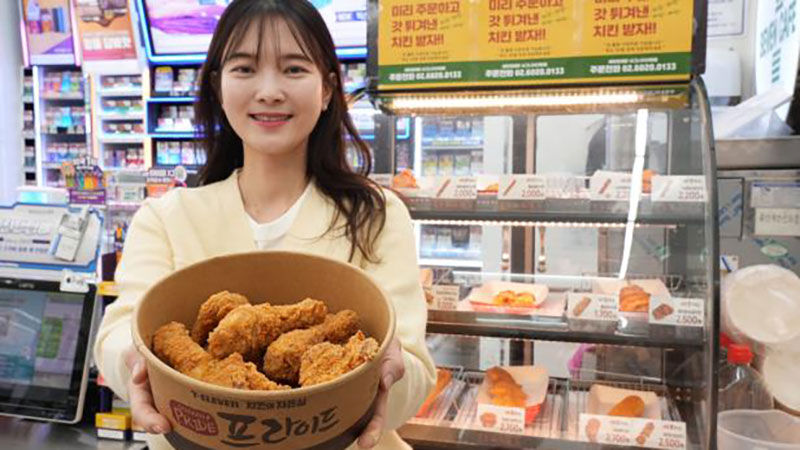 세븐일레븐 "프라이드 한 마리 9천원" (사진=세븐일레븐 제공, 연합뉴스)