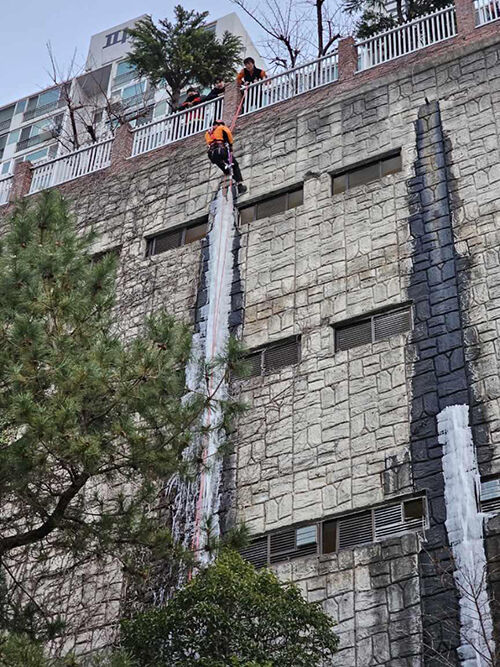 대형 고드름 제거 (사진=부산소방재난본부 제공, 연합뉴스)