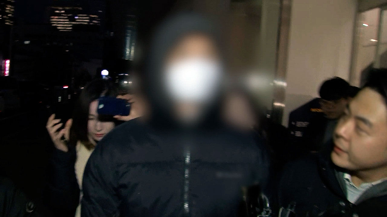 경복궁 낙서 따라한 20대 남성
