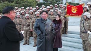 [영상] "적 핵 도발에 주저 없이 핵 공격 불사"&hellip;ICBM 발사 부대 축하 격려해 준 김정은