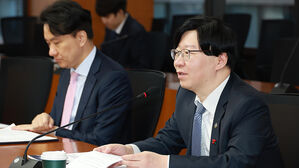 금융위 "부실 위험 PF 사업장 재구조화 &middot; 금융 지원 약속"