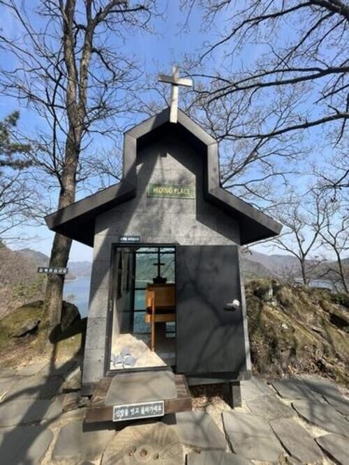 충북 옥천군 군북면 수생식물학습원에 있는 '세상에서 제일 작은 교회'. 