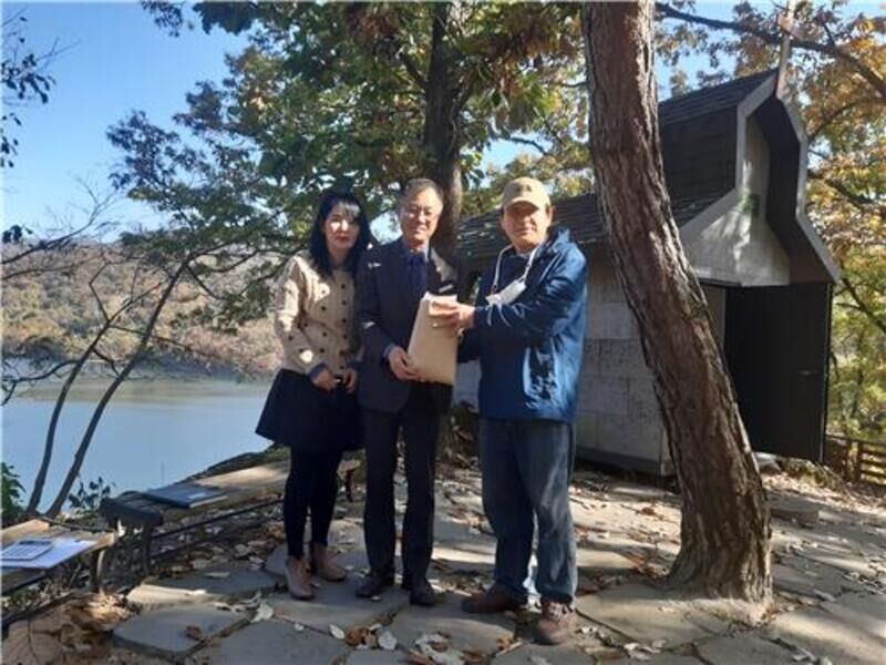 지난 2020년 11월 옥천읍 직원들에게 헌금을 전달하는 주서택 원로목사(오른쪽).