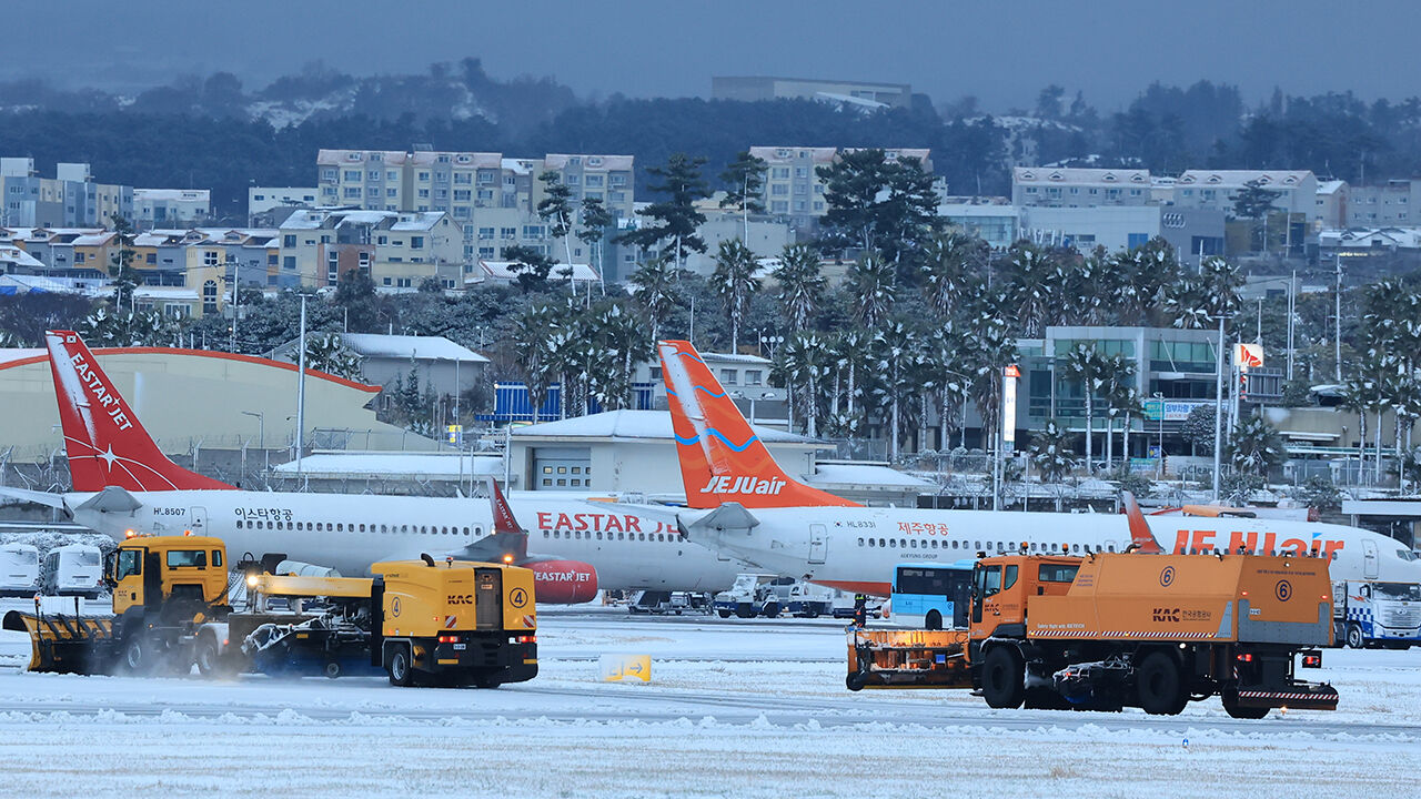 폭설 내린 제주공항 제설작업 '한창' (사진=연합뉴스)