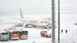 제주공항 제설작업&hellip;오후 1시까지 항공기 운항 중단