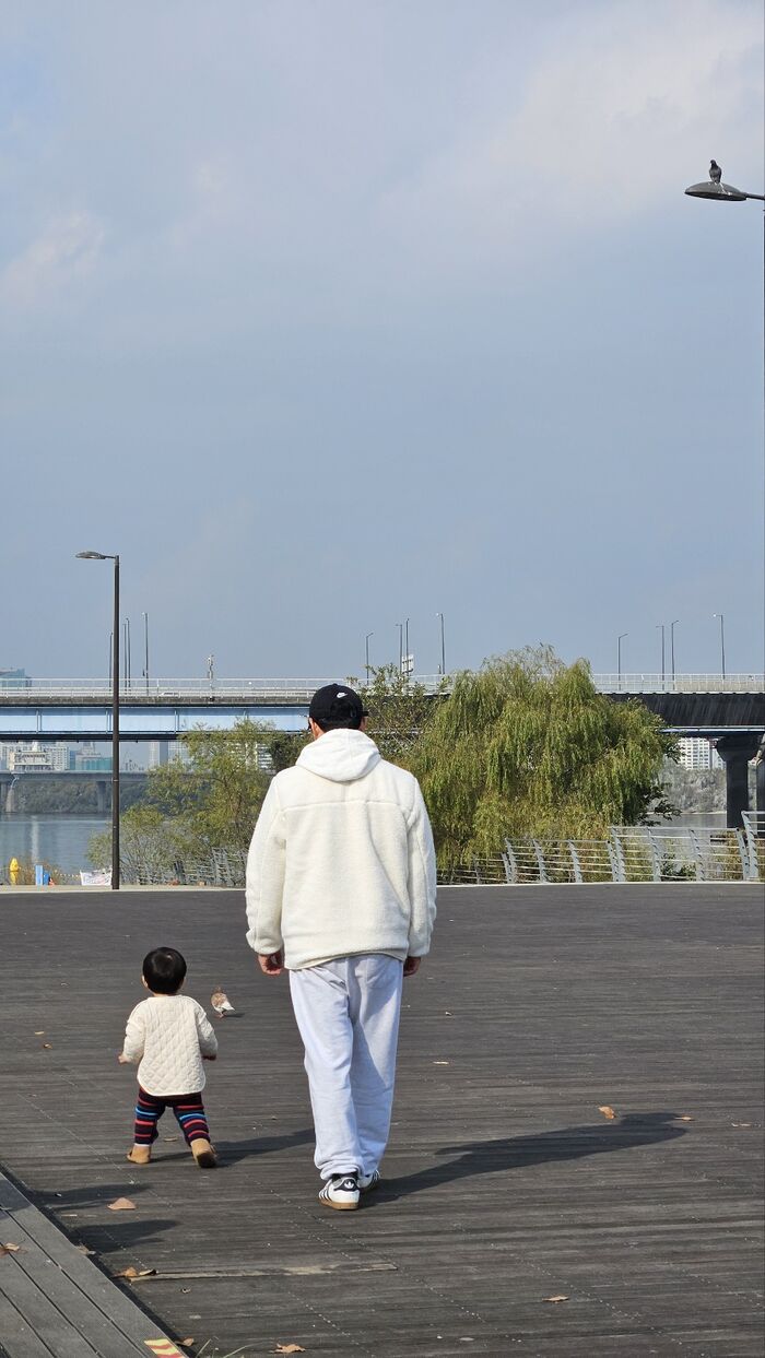 육아휴직 중인 남편이 아들과 함께 시간을 보내는 모습.