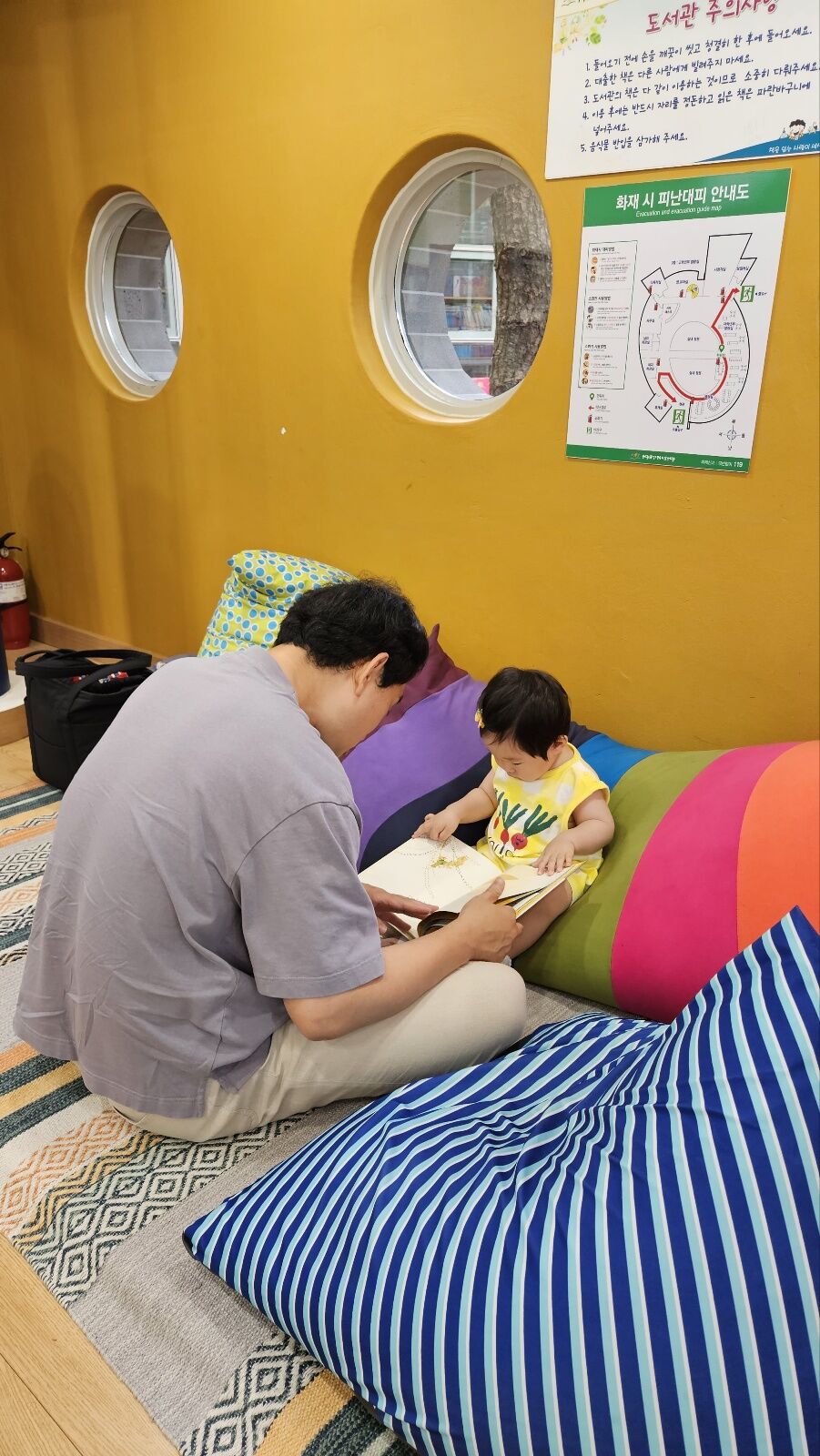 육아휴직 중인 남편이 아들과 함께 시간을 보내는 모습.