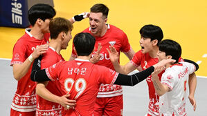 우리카드, 1위로 반환점&hellip;기업은행은 현대건설 10연승 저지