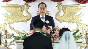 한 총리, 신신예식장 '깜짝 주례'&hellip;"흰머리 파뿌리 되도록 해로"