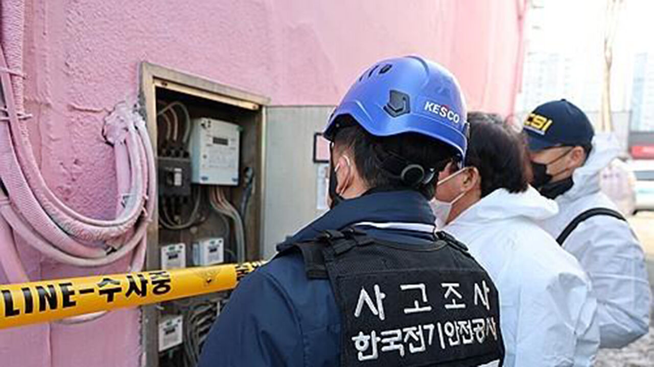 3명 사망' 세종시 목욕탕 배전함 살피는 감식반