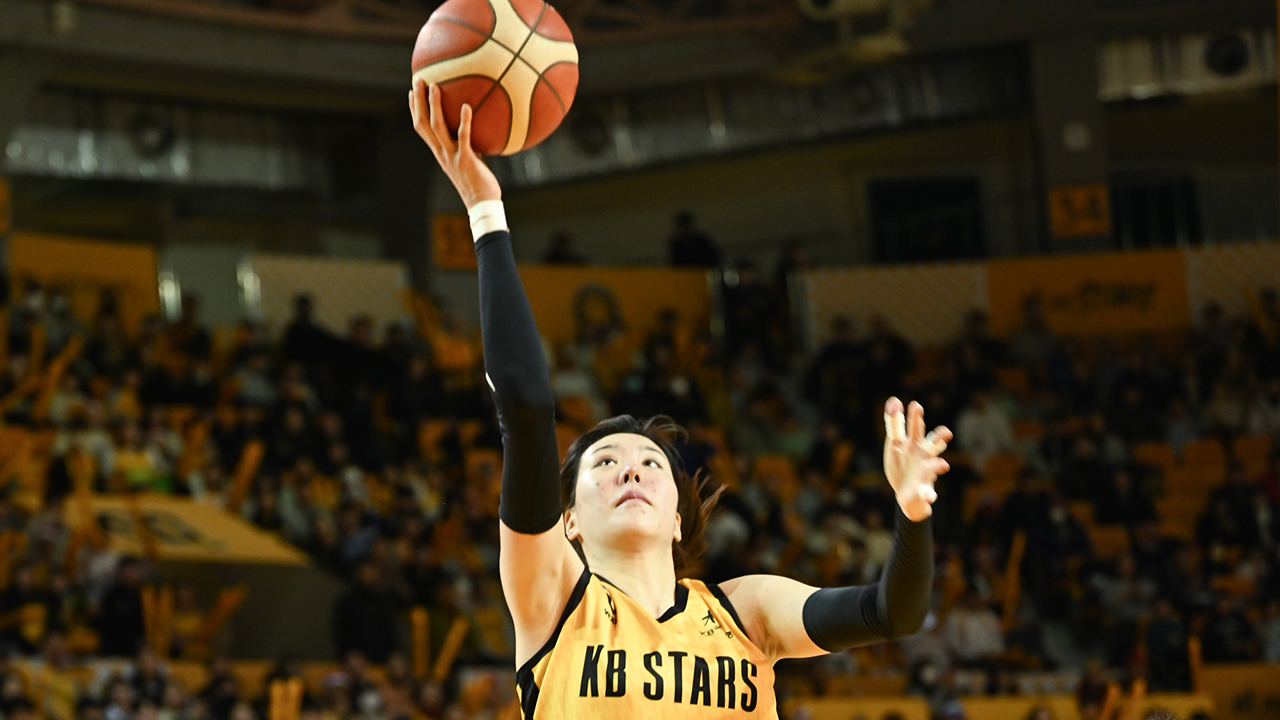 여자 농구 '박지수 29점' KB, 우리은행 잡고 다시 공동 선두