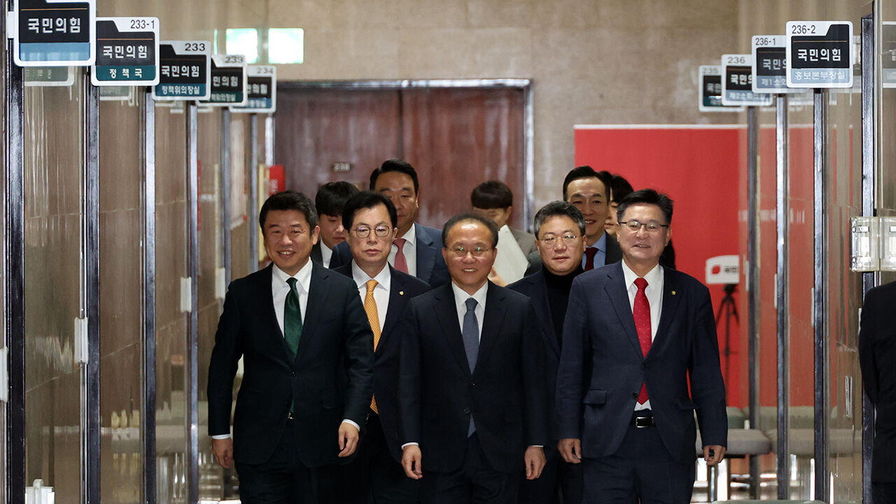 전국위원회 입장하는 국민의힘 지도부 