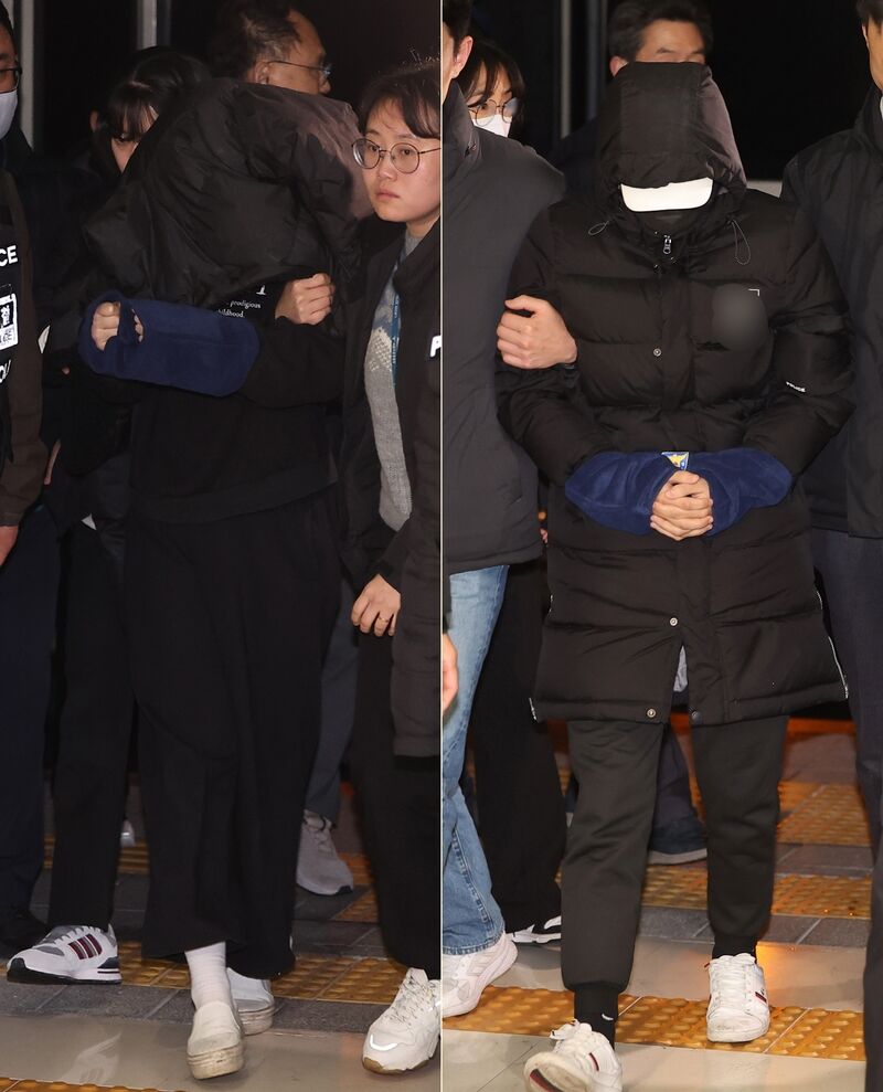 경복궁 담장을 스프레이로 낙서해 훼손하고 도주했던 10대 남녀 피의자들이 19일 서울 종로구 종로경찰서에 붙잡혀 들어오고 있다. 