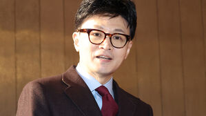 한동훈 "검사 싫어하는 민주당, 검사 사칭한 분을 절대존엄으로 모셔"