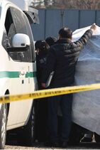 섬네일이미지  3:27일 오전 서울 종로구의 한 공원에서 배우 이선균(48) 씨가 차 안에서 숨진 채로 발견돼 경찰이 현장 감식을 하고 있다.