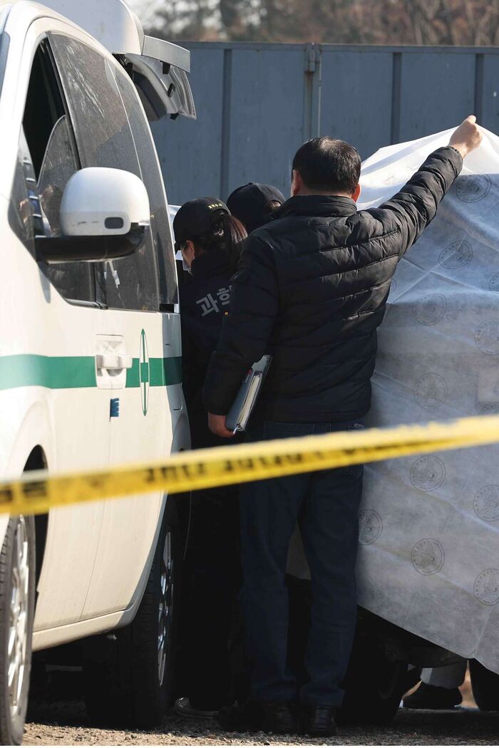 메인이미지  3 : 27일 오전 서울 종로구의 한 공원에서 배우 이선균(48) 씨가 차 안에서 숨진 채로 발견돼 경찰이 현장 감식을 하고 있다.