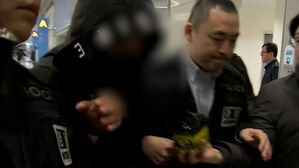 '강남 마약' 주범 중국서 송환&hellip;'성매매 공갈' 재판 중 도피