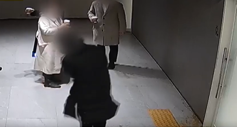 유명 패밀리 레스토랑 직원, 손님 위협 (사진=YTN 보도 화면 캡처)