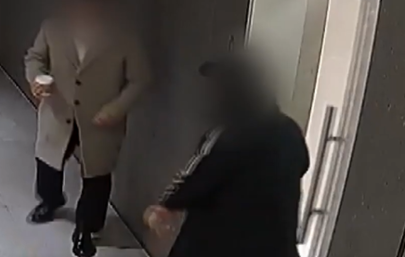 (위) 화장실 문에 부딪힌 직원 A 씨에게 사과를 하는 손님 B 씨의 모습. (아래) 직원 A 씨가 분에 찬 듯 음료를 바닥에 쏟아버리는 모습.