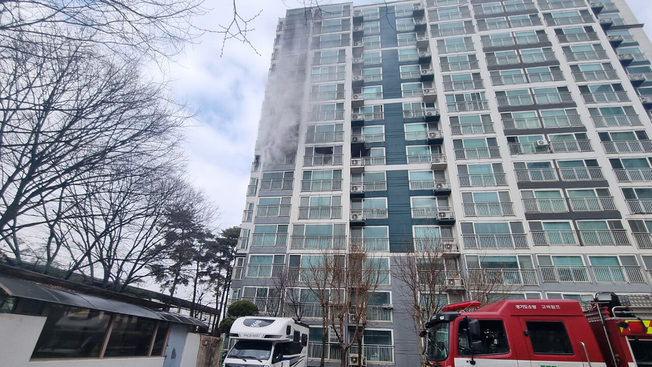 수원 아파트 화재 현장 (사진=경기도소방재난본부 제공, 연합뉴스)
