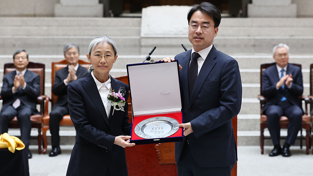 기념패 받은 민유숙 대법관 (사진=연합뉴스)