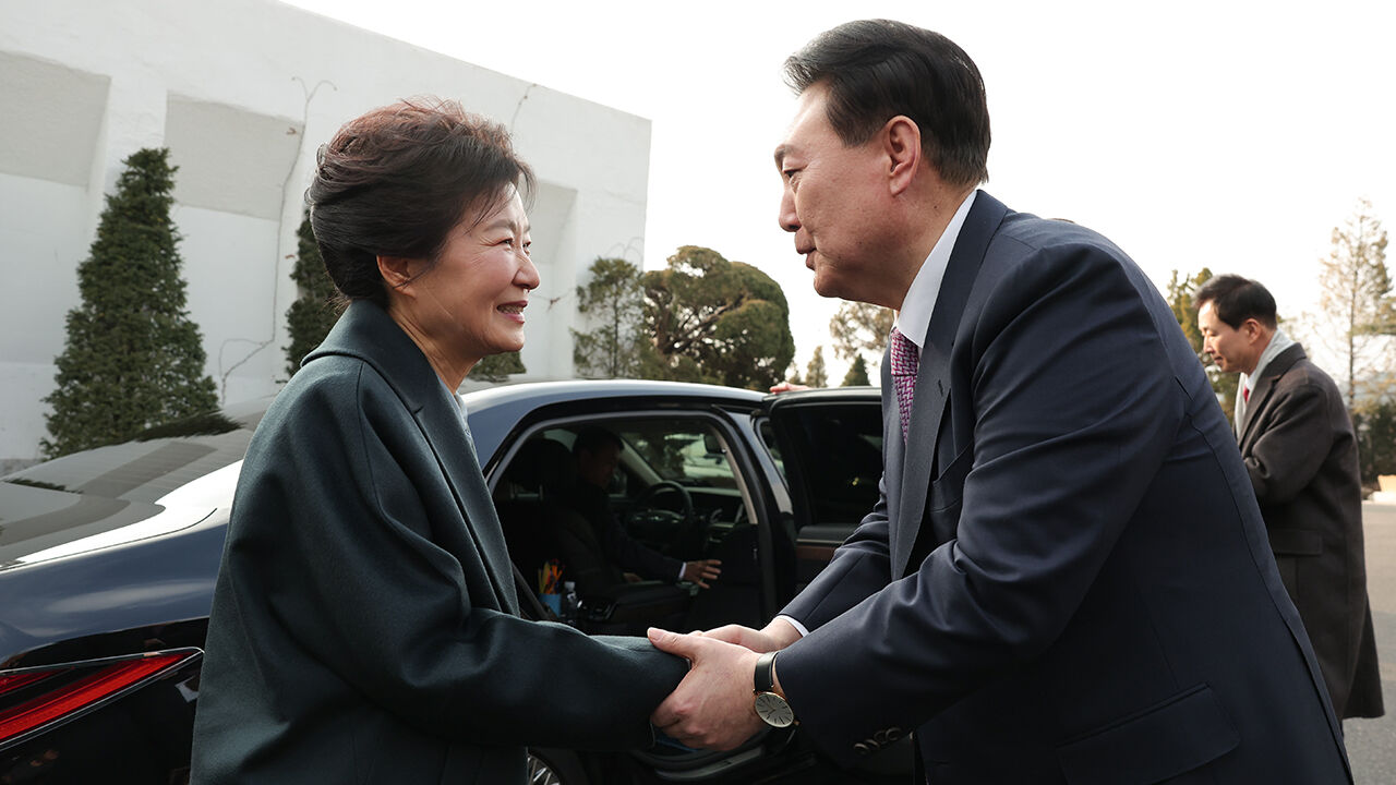 박근혜 전 대통령 영접하는 윤석열 대통령 (사진=대통령실 제공, 연합뉴스)
