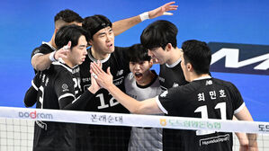 '대행 체제' 현대캐피탈, 선두 우리카드 잡고 3연승