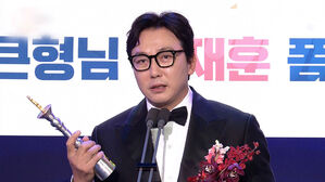 탁재훈, 'SBS 연예대상' 대상…"데뷔 30년 만에 큰 상"