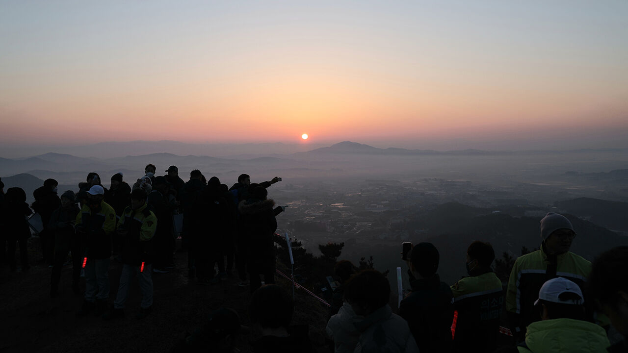 태안 백화산 정상에서 2024년 새해 첫 일출 보고 있는 해맞이객들 (사진=태안군 제공, 연합뉴스)