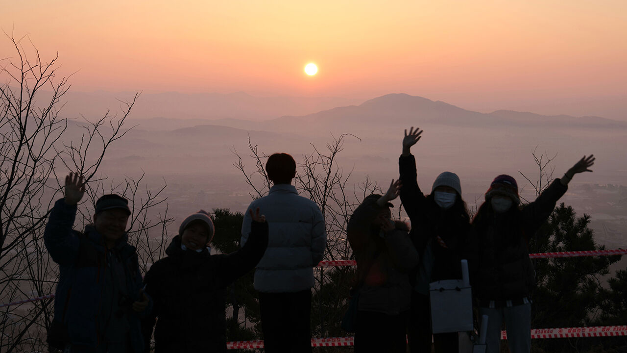 태안 백화산 정상에서 2024년 새해 첫 일출 보고 있는 해맞이객들 (사진=태안군 제공, 연합뉴스)