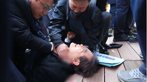 민주 "이재명, 경정맥 손상&middot;대량 출혈 우려&hellip;서울대병원서 수술"