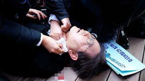 문재인, 이재명 피습에 "용서받지 못할 테러&hellip;민주주의에 중대한 도전"