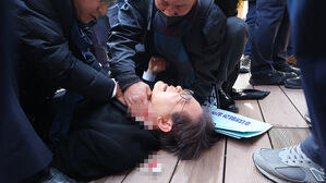 미 언론, 이재명 피습 일제히 보도&hellip;박근혜 &middot; 리퍼트 피습도 재언급