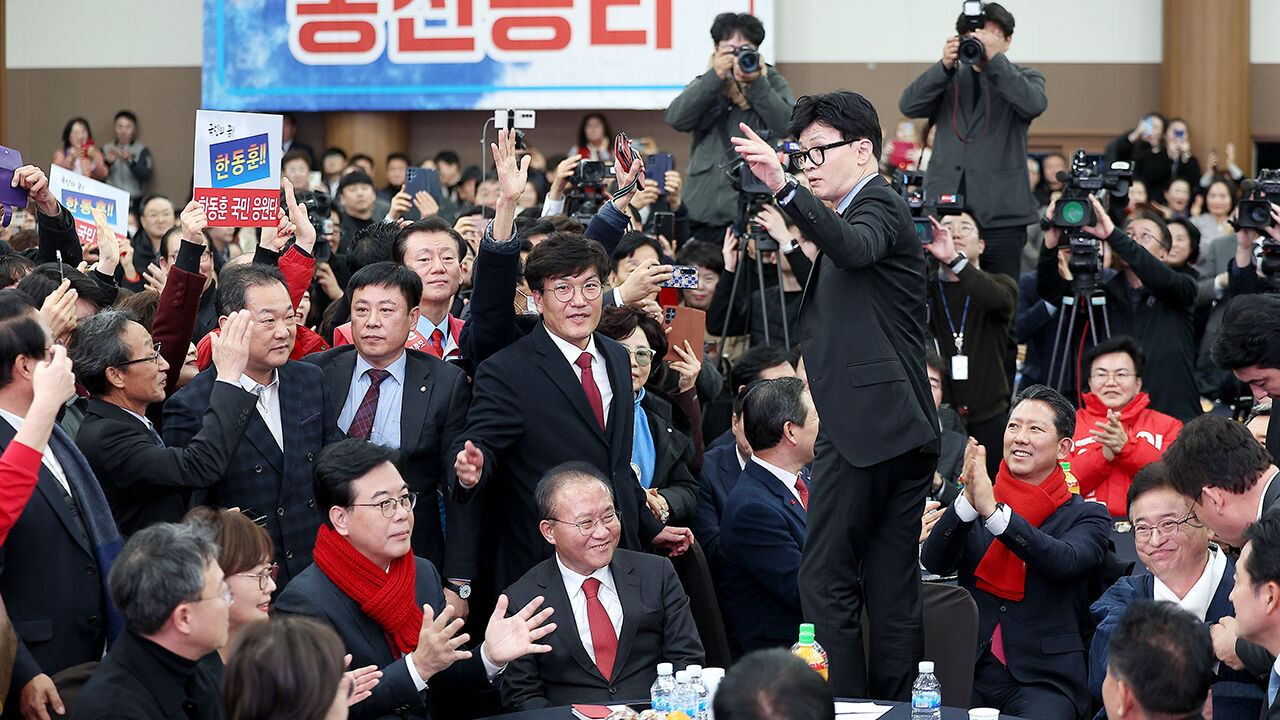 의자 위에 올라간 한동훈 비대위원장 (사진=연합뉴스)