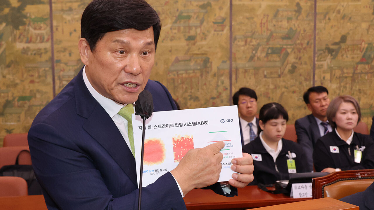지난해 10월 로봇 판정 설명하는 허구연 총재