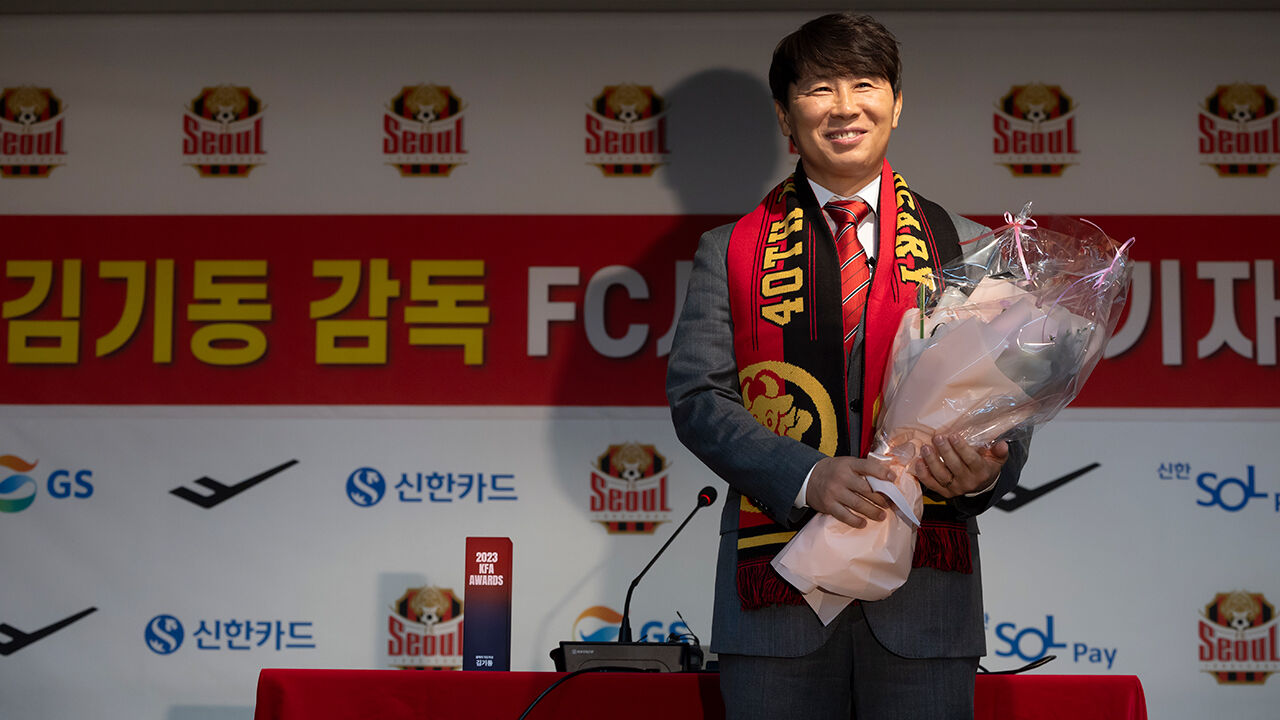 취재진 질문에 답하는 김기동 감독 (사진=연합뉴스)